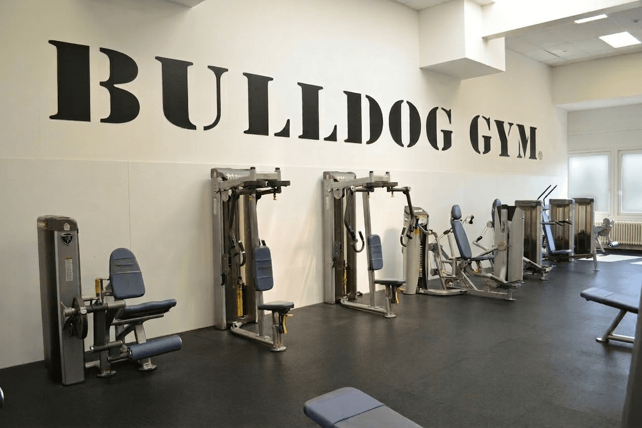 Silová zóna v hlavním sále Bulldog Gymu